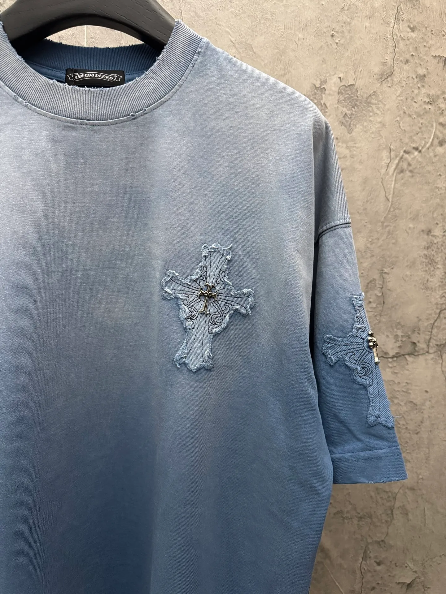 P240 top version, real shot without P, ​​different from market currency) 𝗖𝗵𝗿𝗼𝗺𝗲 𝗛𝗲𝗮𝗿𝘁𝘀/Croxin 2026 spring new original single counter American washed patch embroidered couple short sleeves 👑The highest version! Customized fabric 320 grams, washed and fried. Best-selling model at the counter. Very comfortable to wear. Accessories: Original molded and authenticated collar label➕100% silk wash label. Genuine purchase-grade original hangtag➕matching hanging rope➕3D hanging beads➕original packaging bag. Craftsmanship: The original version has consistent wiring! The highest version of the armhole matching technique! Color: Black Blue Size: S M L XL Style No.: 5207